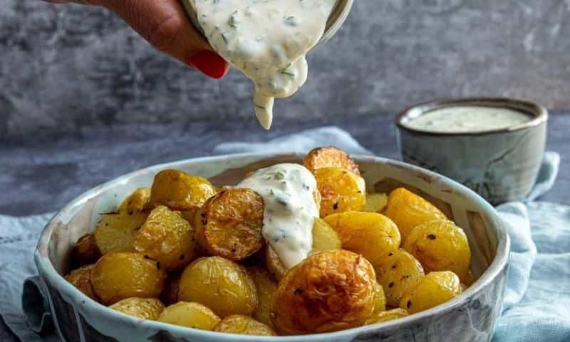 Cartofi cu ierburi aromatice și sos alb