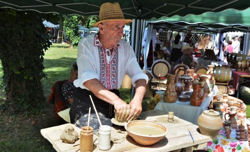 Târg de Meșteșuguri Tradiționale la Dorohoi. Olărit, măști, textile și prelucrarea lemnului pe pietonalul Grigore Ghica