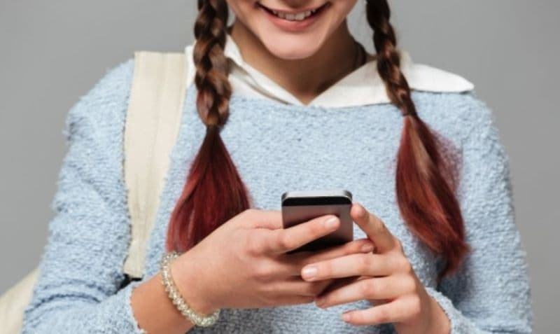 Elevii nu mai au voie cu telefonul mobil la ore. Profesorii pot să confiște smartphone-urile