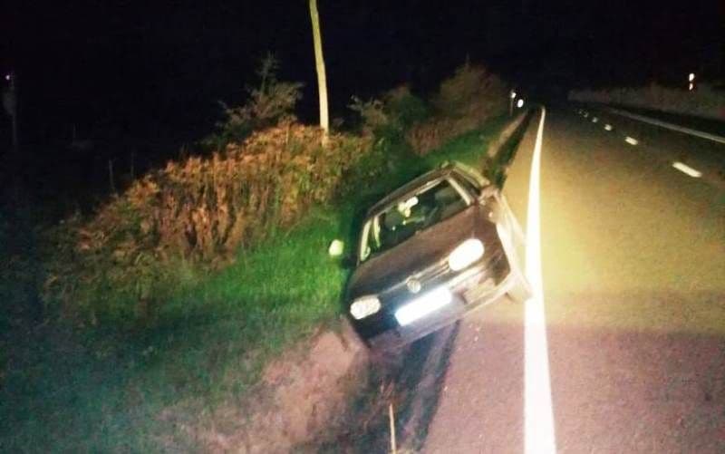 Băut bine la volan, a ajuns cu mașina în șanț. Șoferul a refuzat să meargă la spital și s-a ales cu dosar penal