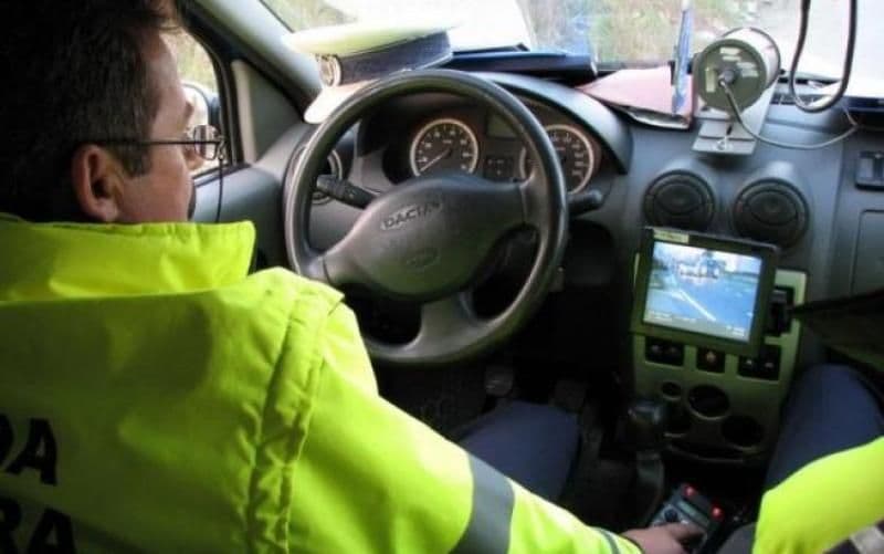 Un şofer inconștient a dat radarul peste cap la Vârfu Câmpului. Vitezomanul s-a ales cu o amendă usturătoare