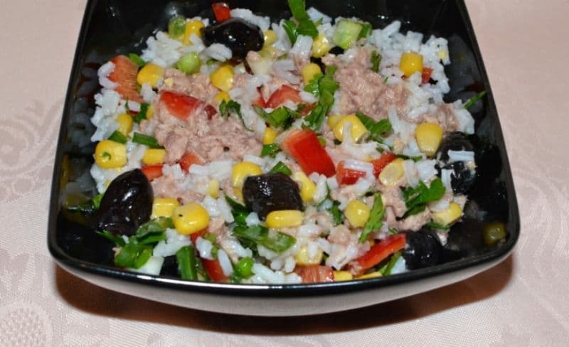 Salată mediteraneană de orez, ton și măsline