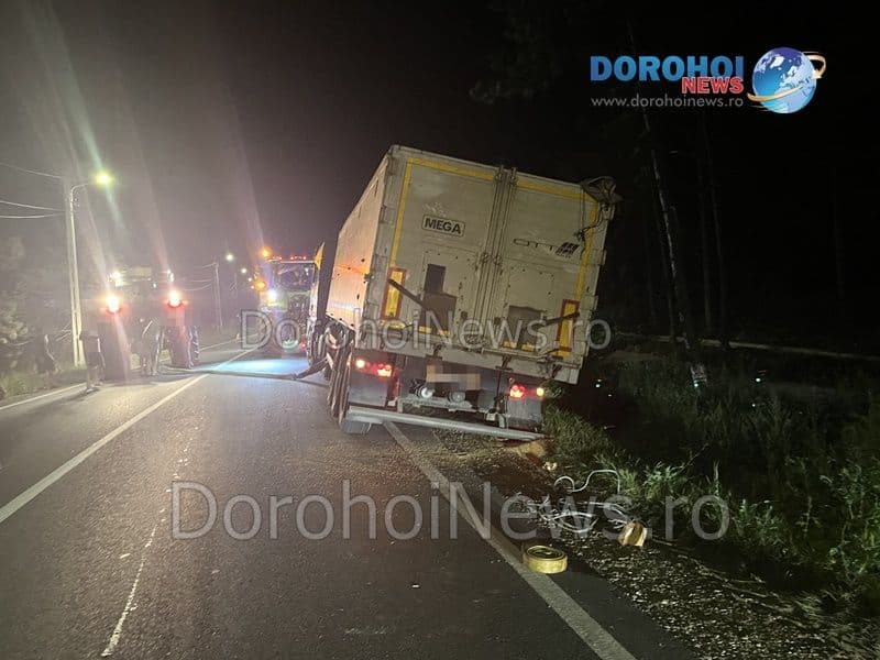 Un TIR plin cu cereale a „căzut” de pe carosabil la ieșirea din Dorohoi - FOTO