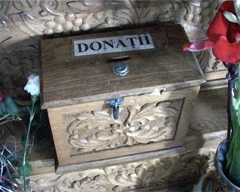 Un bărbat și-a făcut cruce înainte de a fura banii din cutia milei dintr-o biserică