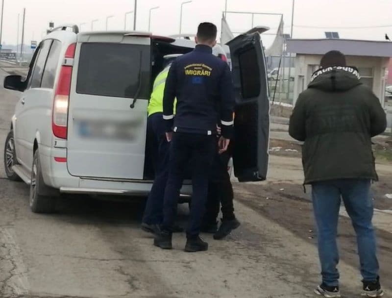 Vezi obligațiile ce le revin transportatorilor privind aducerea în România a străinilor