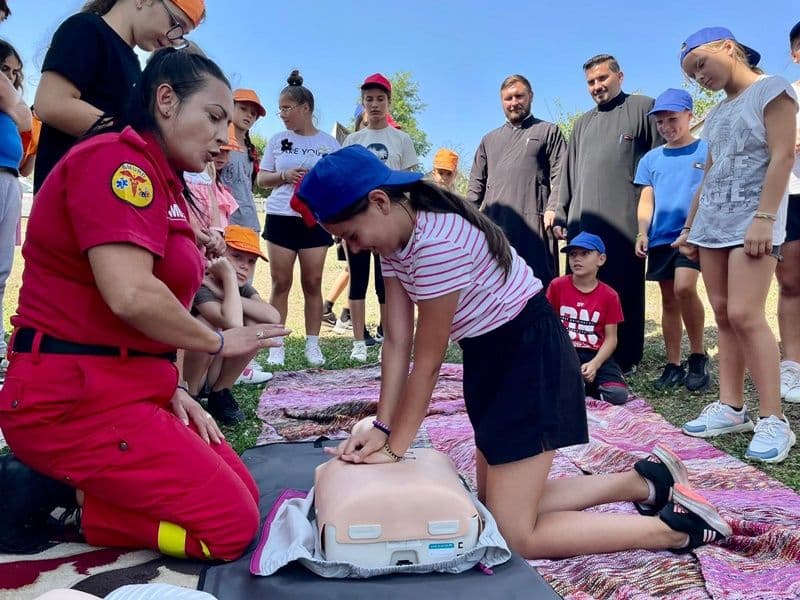 Sute de elevi instruiți de pompierii botoșăneni să salveze vieți