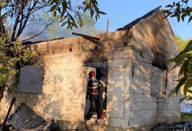 Un bărbat din județul Botoșani a rămas fără acoperiș deasupra capului în urma unui incendiu