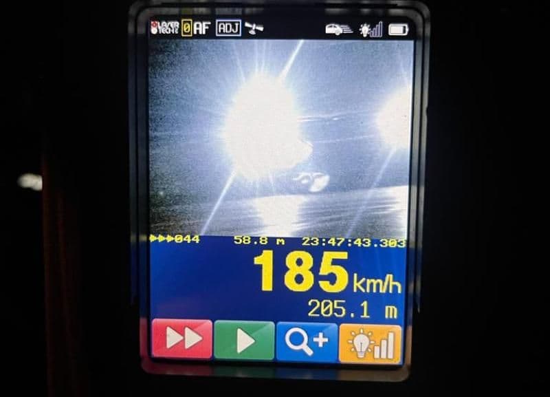 Un tânăr de 20 de ani conducea cu 185 km/h pe o stradă din Botoșani. Vezi ce a pățit!