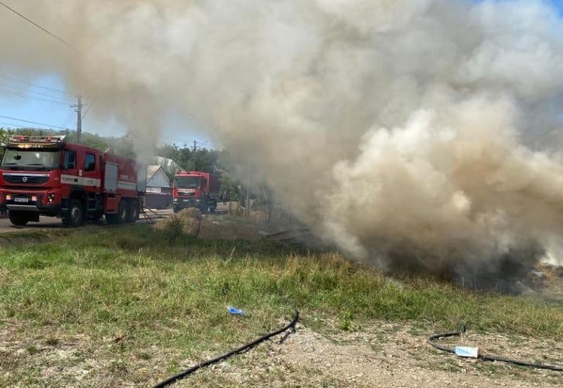 Aproximativ 20 de tone de furaje au ars într-o gospodărie din Stăuceni - FOTO