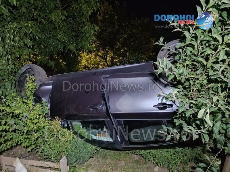 Accident în Loturi Enescu! O mașină a ieșit de pe carosabil și s-a răsturnat într-o curte - FOTO
