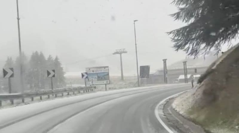 Ninsoare ca în plină iarnă într-un oraș din Europa după câteva zile cu temperaturi de peste 30 de grade