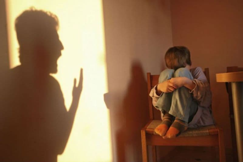 Mascații au descins la locuința unui botoșănean care își amenința soția și copiii cu acte de violență