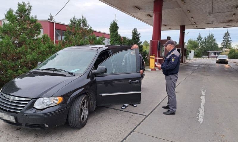 A încercat să iasă din țară la volanul unei mașini, deși nu avea permis de conducere 