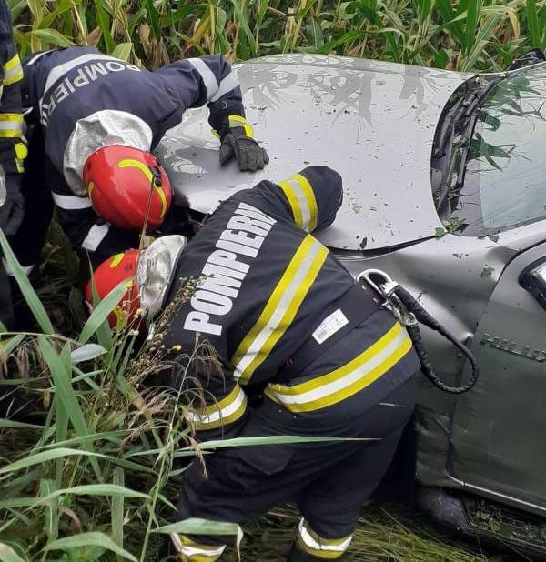 Accident pe drumul județean Botoșani - Dângeni. O persoană a fost rănită după impactul dintre două mașini