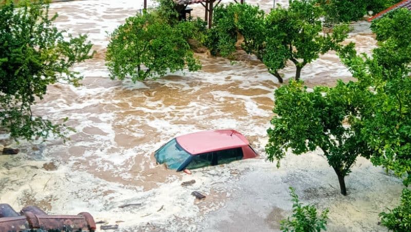 După incendii, grecii se confruntă cu inundații devastatoare. A plouat într-o zi cât într-un an