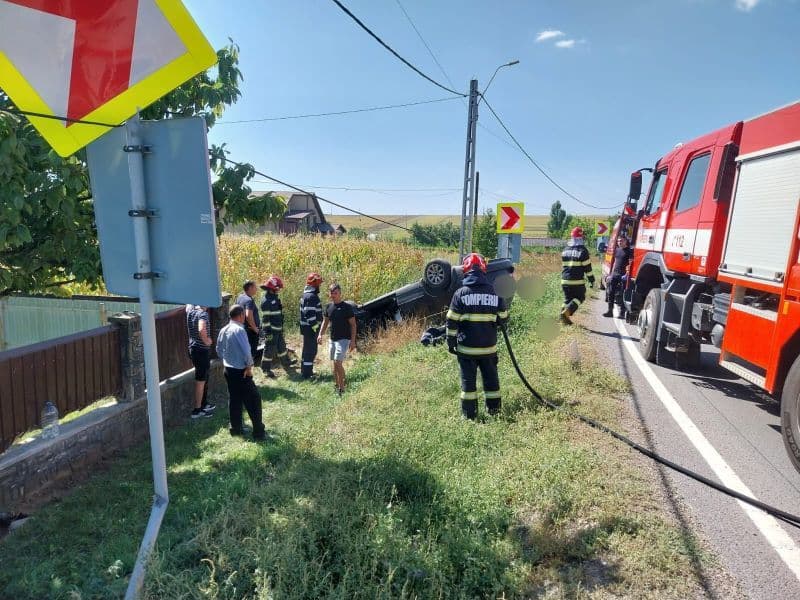Accident pe un drum din județ. Șoferița și copilul acesteia au ajuns la spital