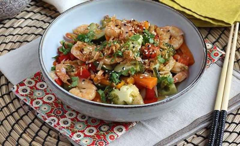 Legume și creveți la wok
