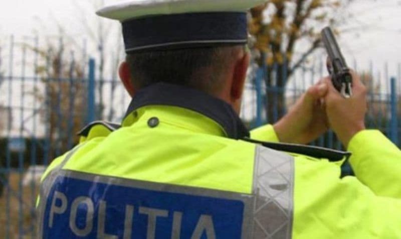 Tânăr reținut după ce a condus sub influența alcoolului și a fost oprit cu focuri de armă de polițiști