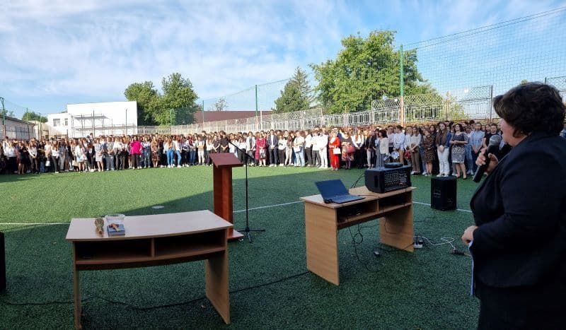 Început de an școlar cu soare și zâmbete pentru liceenii de la Regina Maria - FOTO