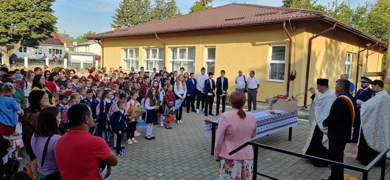 Clinchetele de clopoțel au vestit în comuna Ibănești începutul unui nou an școlar - FOTO