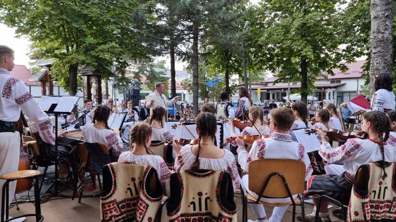 Misiune îndeplinită cu profesionalism de Orchestra „Mugurelul” la concursul „Moștenite din Bătrâni” Vorona 2023 - FOTO