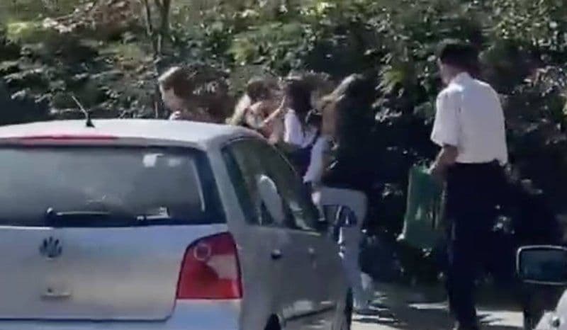 Două eleve din Botoșani s-au bătut cu pumni și picioare în plină stradă, în prima zi de școală