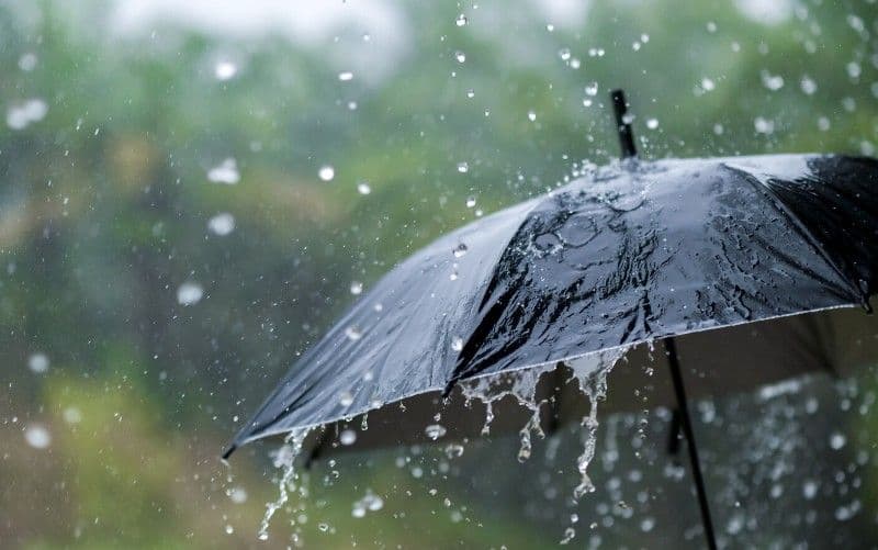 Se răcește vremea! Scad temperaturile și plouă în toată țara