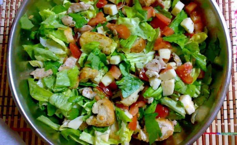Salată din piept de pui cu crutoane