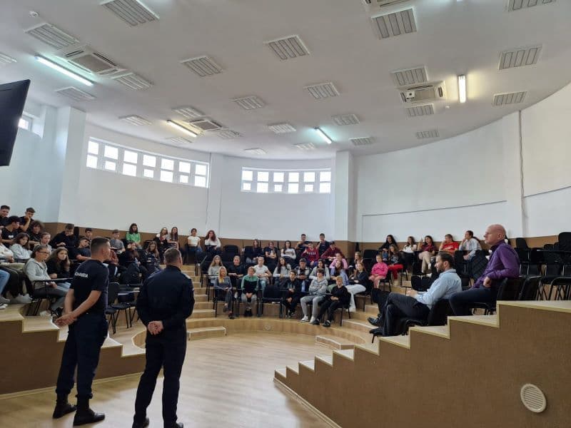 Acțiune de informare derulată de jandarmii botoșăneni la Săveni
