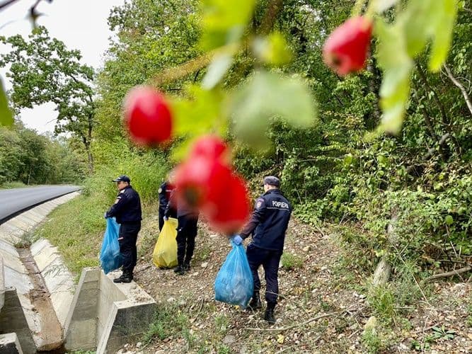 Pompierii botoșăneni au participat la campania națională de ecologizare - FOTO