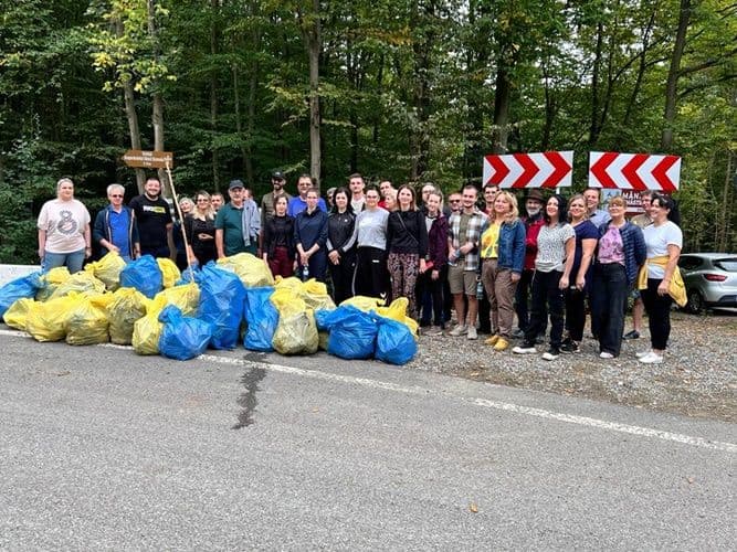 Zeci de angajați ai Consiliului Județean Botoșani, ADI Ecoproces și ADI Aqua au ecologizat Drumul Mănăstirilor - FOTO