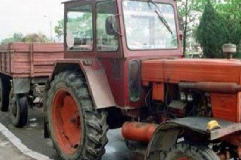 Tânăr fără permis prins la volanul unui tractor neînmatriculat. Polițiștii au găsit asupra lui pește fără documente și plase monofilament