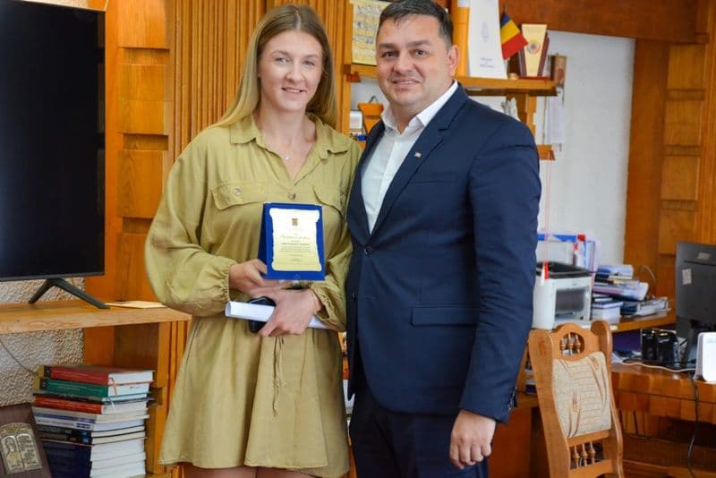 Moment festiv la Prefectură: Canotoarea Manuela Gabriela Lungu premiată pentru activitatea sportivă excepțională - FOTO