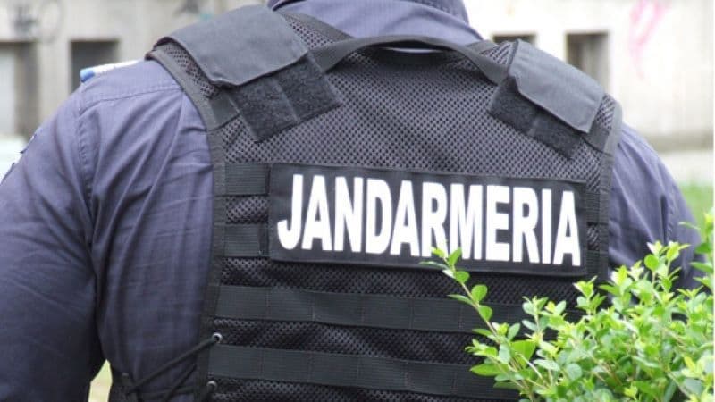 L-a dat de gol țigara cu miros înțepător pe care o fuma. Tânăr prins de jandarmi cu droguri de risc pentru consum propriu