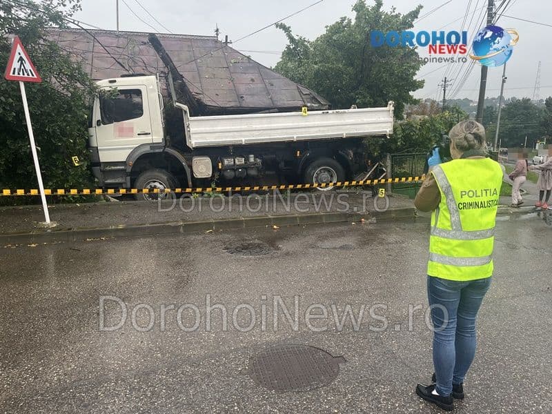 Accident la Dorohoi! Un camion scăpat de sub control s-a oprit într-o casă - FOTO