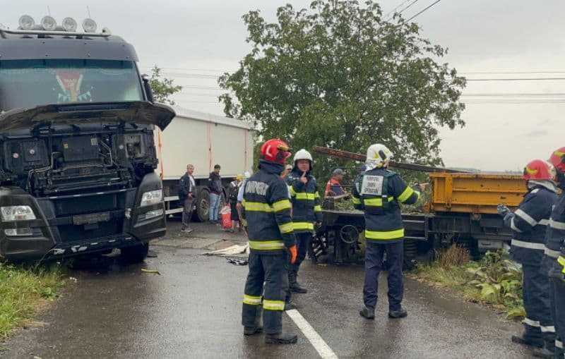 Accident la Leorda la trecerea la nivel cu calea ferată între un automotor de întreținere și un camion - FOTO
