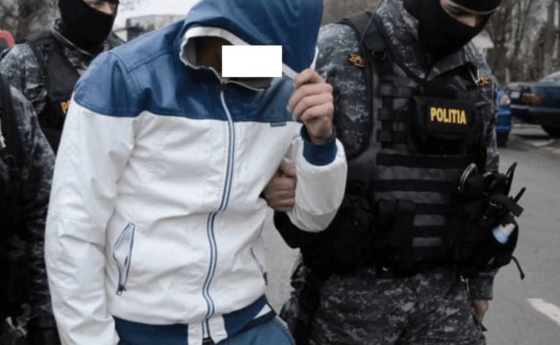 Două persoane reținute de polițiști pentru proxenetism