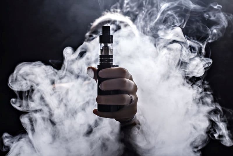 DIICOT a reținut 28 de persoane, printre care un polițist în dosarul vânzării de jeleuri psihoactive și produse de vapat