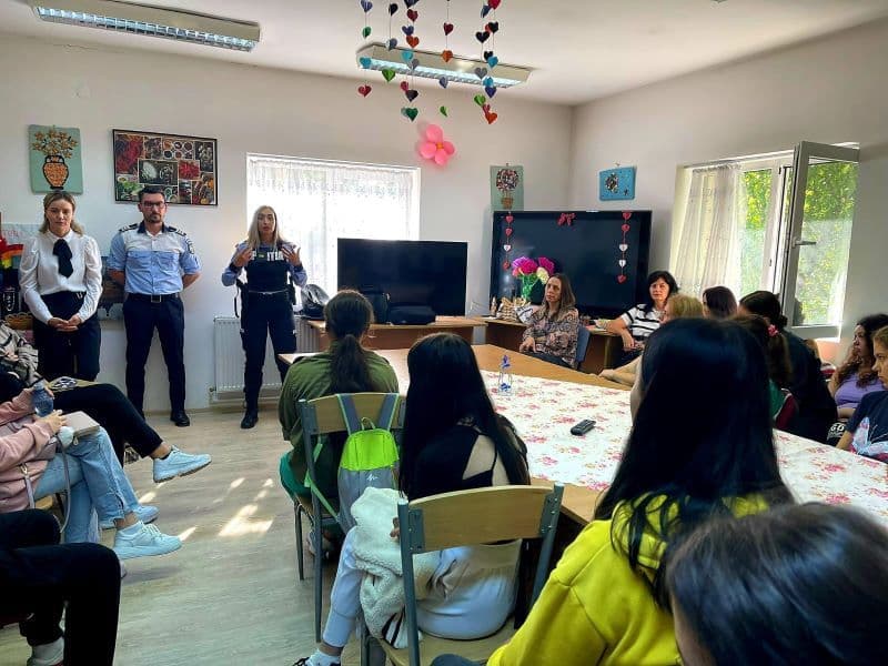 Sesiune de informare pe tema prevenirii consumului de droguri în rândul tinerilor derulată la Dorohoi