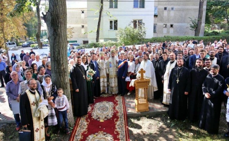 Centenar al Seminarului Dorohoi: Un preot dorohoian a fost hirotesit iconom stavrofor. Directorul Seminarului a primit „Crucea Moldavă”
