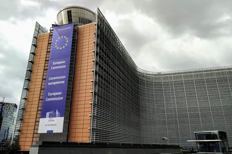 Comisia Europeană adoptă noi măsuri de protecția mediului și a sănătății prin restricționarea folosirii plasticelor în mod intenționat