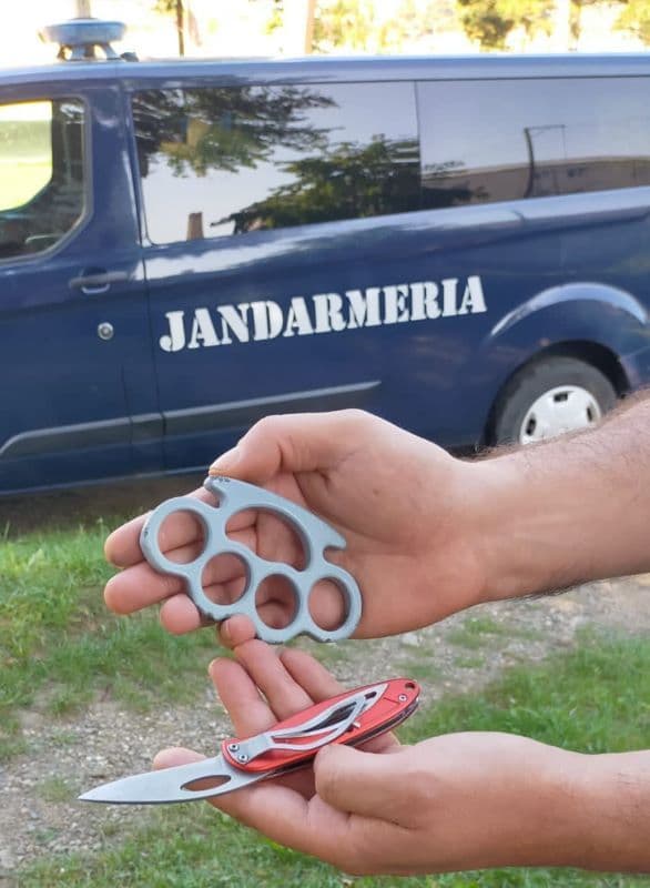 Tineri din Dorohoi imobilizați de jandarmi după ce au încercat să intre cu forța într-un autobuz cu elevi