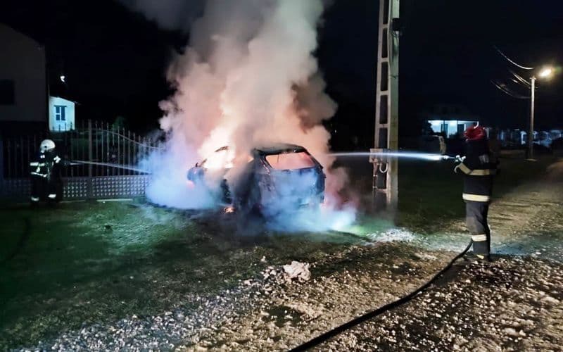 Mașină parcată în fața unei casei distrusă de un incendiu provocat - FOTO