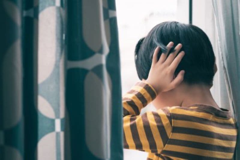 Copiii și adulții cu autism vor beneficia de la 1 octombrie de terapie decontată de CNAS