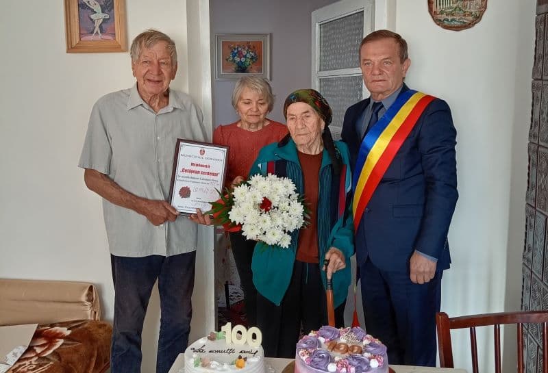 Cetățean centenar: Femeie din Dorohoi sărbătorită de rude și autorități - FOTO