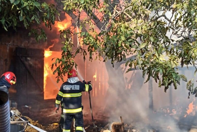 Gospodărie cuprinsă de flăcări la Brăești. Proprietara a suferit un atac de panică - FOTO