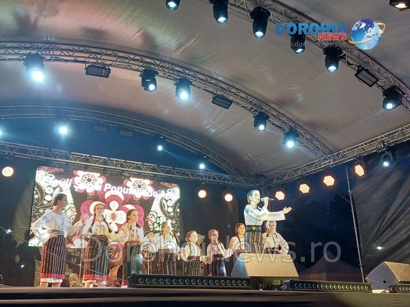 Artiștii locali au transmis tradiția prin muzică pe scena din centrul municipiului Dorohoi – FOTO