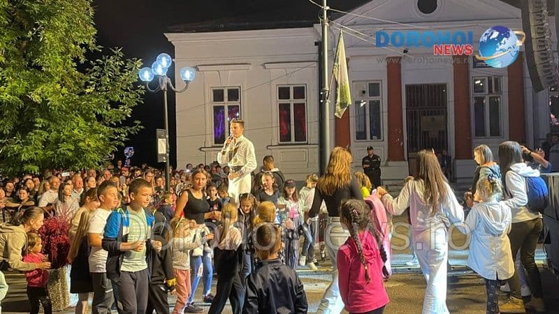 Vocea interpretului Grigore Gherman a atins sufletele publicului dorohoian la Zilele Municipiului Dorohoi 2023 - FOTO