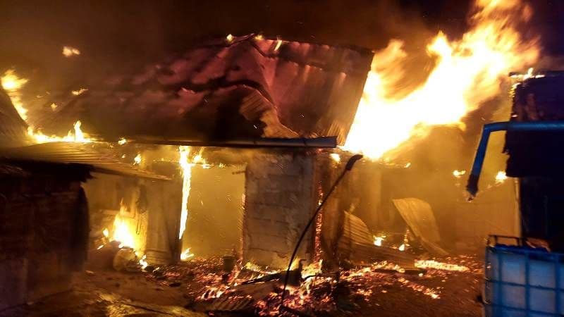 Incendiu violent noaptea trecută, într-o gospodărie din localitatea Mihai Viteazu - FOTO