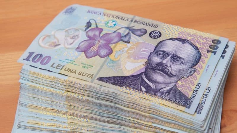 În viitor vom folosi tot mai puțini bani lichizi. Vezi care va fi valoarea maximă pe care o vom putea plăti cash la magazin